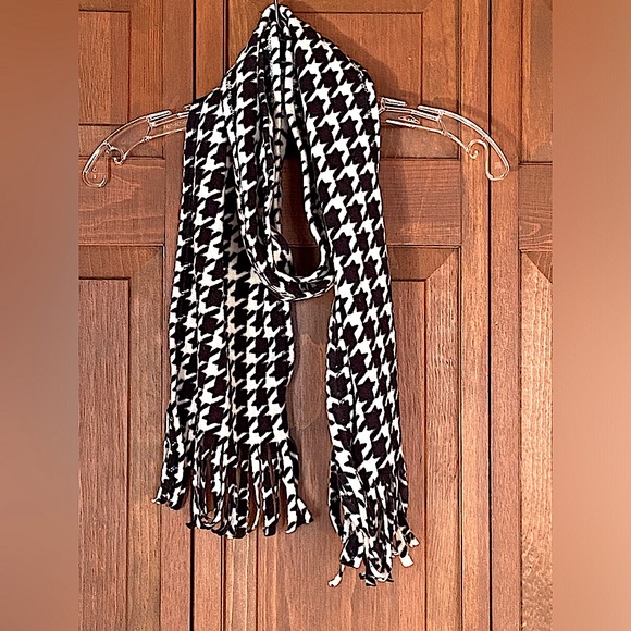 5/$40 FLEECE CHEVRON PRINT BLACK & WHITE WINTER SCARF WITH FRINGE AT THE HEM - Picture 2 of 5
